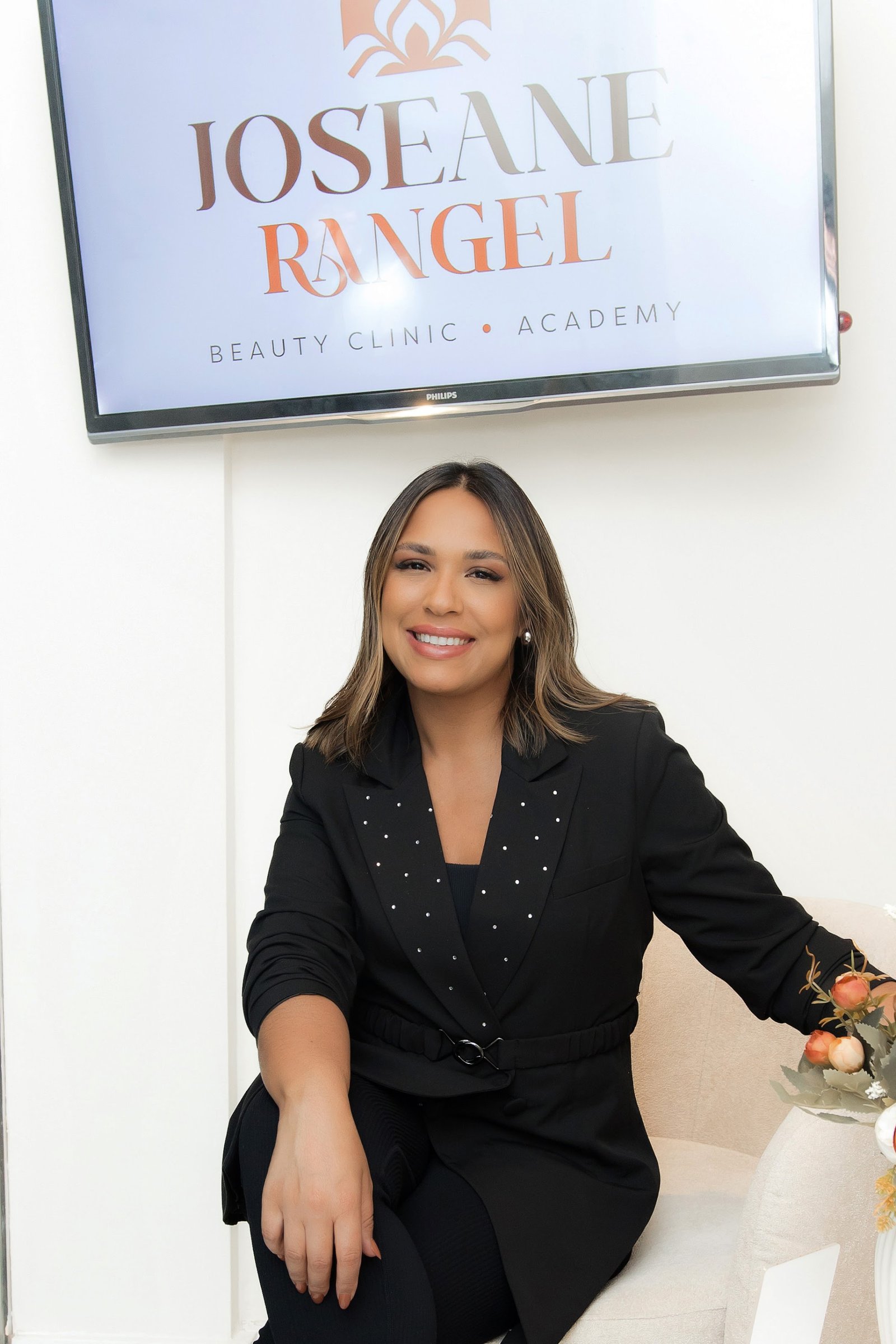 Joseane Rangel, fundadora da clínica, com a marca ao fundo